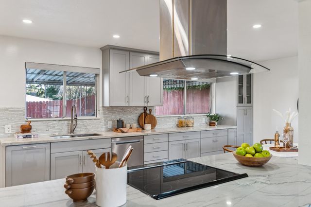 885 Tara Hills Dr, Pinole, CA 94564