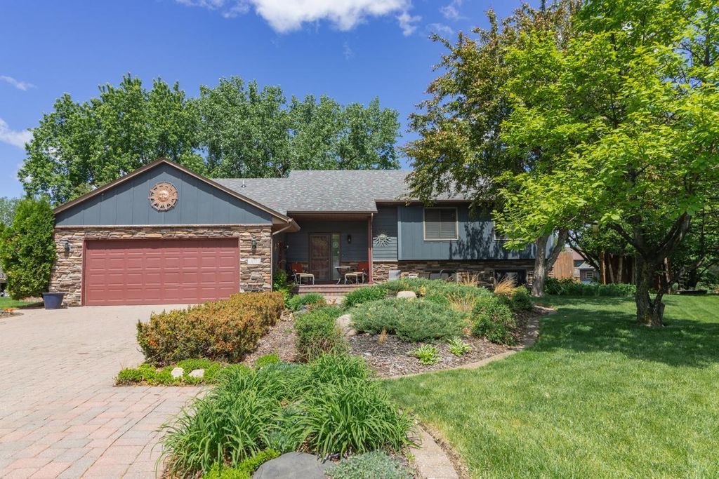 977 Brooks Court E, Maplewood, MN 55109