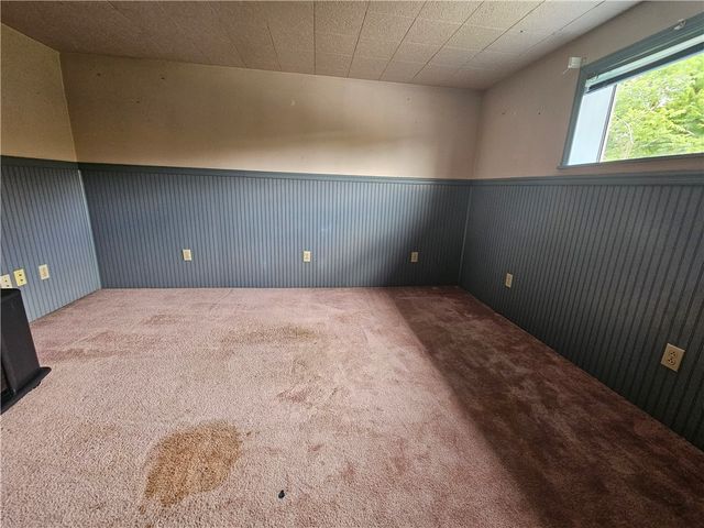 326 Riverside Dr, Rostraver, PA 15479