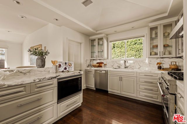 9279 Sierra Mar Drive, Los Angeles, CA 90069