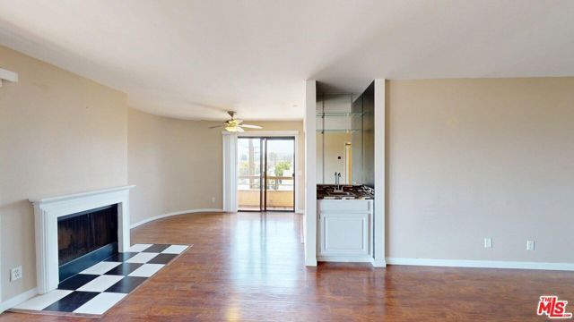 8710 Independence Avenue 301, Canoga Park (los Angeles), CA 91304