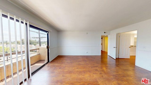 8710 Independence Avenue 301, Canoga Park (los Angeles), CA 91304