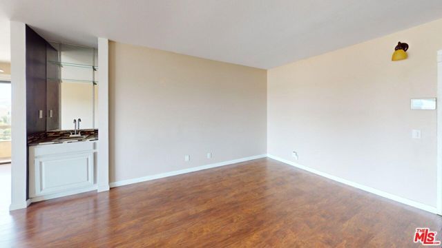 8710 Independence Avenue 301, Canoga Park (los Angeles), CA 91304