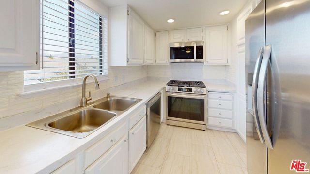 8710 Independence Avenue 301, Canoga Park (los Angeles), CA 91304