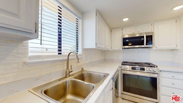 8710 Independence Avenue 301, Canoga Park (los Angeles), CA 91304