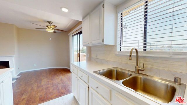 8710 Independence Avenue 301, Canoga Park (los Angeles), CA 91304