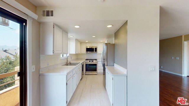 8710 Independence Avenue 301, Canoga Park (los Angeles), CA 91304