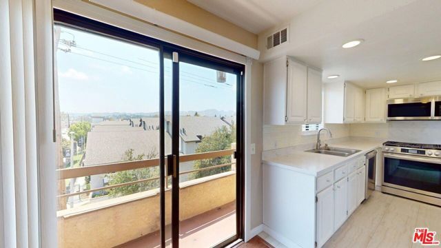 8710 Independence Avenue 301, Canoga Park (los Angeles), CA 91304