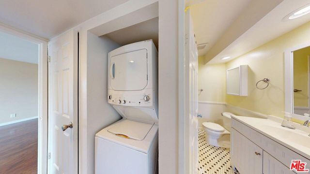 8710 Independence Avenue 301, Canoga Park (los Angeles), CA 91304