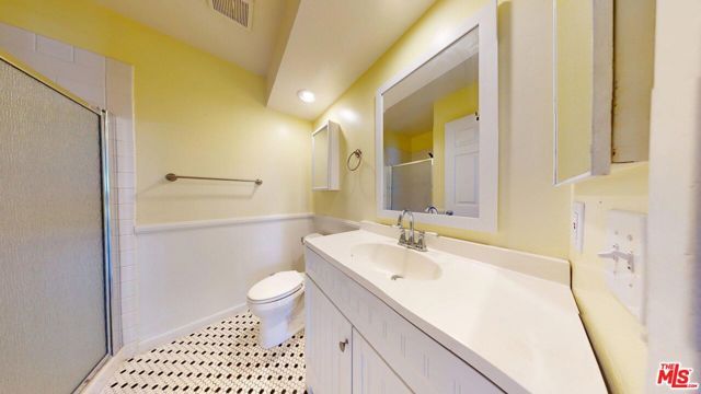 8710 Independence Avenue 301, Canoga Park (los Angeles), CA 91304