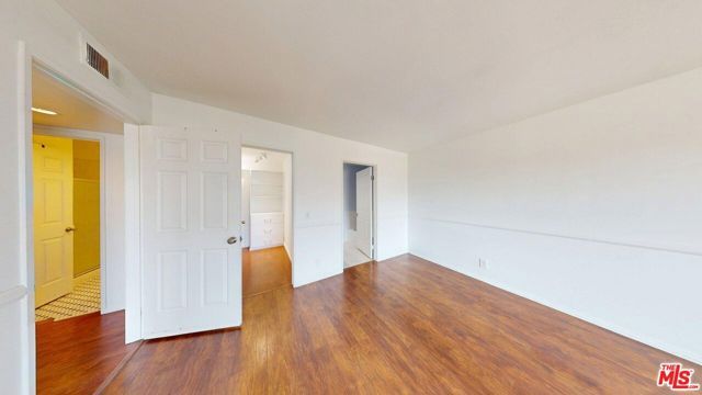 8710 Independence Avenue 301, Canoga Park (los Angeles), CA 91304