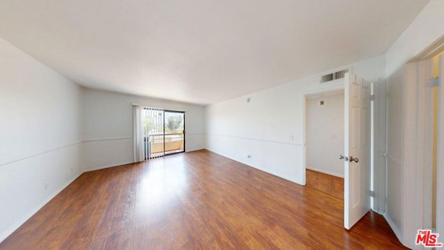 8710 Independence Avenue 301, Canoga Park (los Angeles), CA 91304