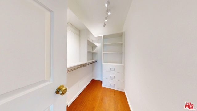 8710 Independence Avenue 301, Canoga Park (los Angeles), CA 91304