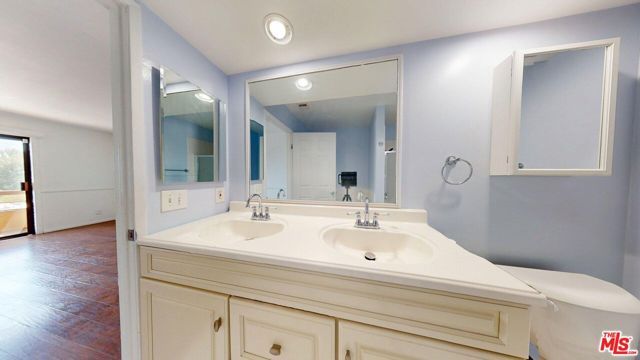 8710 Independence Avenue 301, Canoga Park (los Angeles), CA 91304