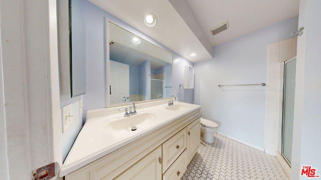 8710 Independence Avenue 301, Canoga Park (los Angeles), CA 91304