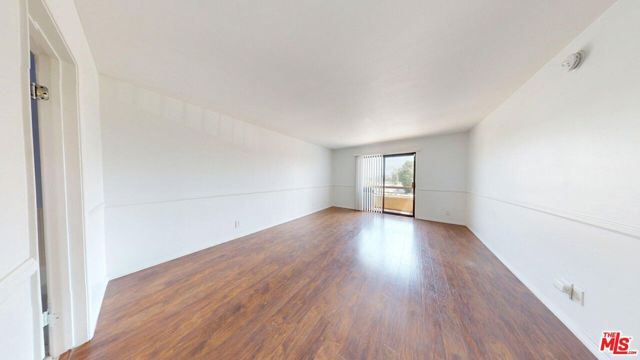 8710 Independence Avenue 301, Canoga Park (los Angeles), CA 91304