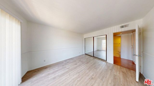 8710 Independence Avenue 301, Canoga Park (los Angeles), CA 91304