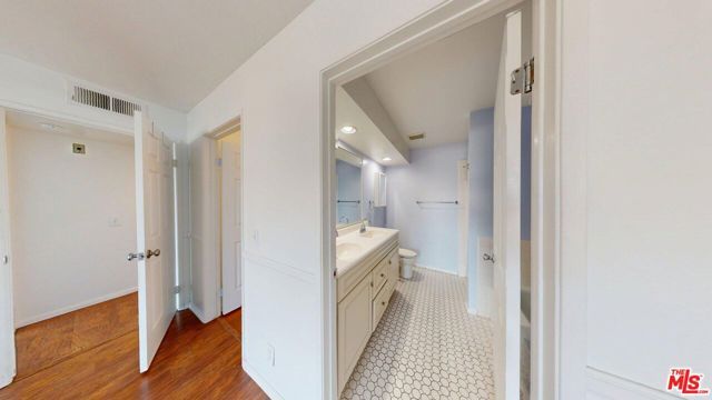 8710 Independence Avenue 301, Canoga Park (los Angeles), CA 91304