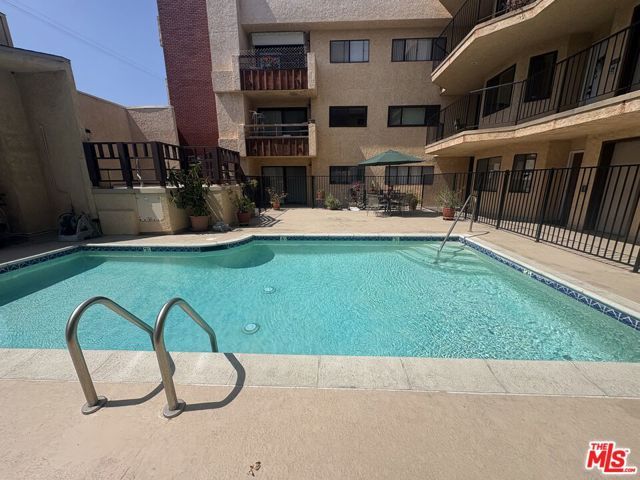 8710 Independence Avenue 301, Canoga Park (los Angeles), CA 91304