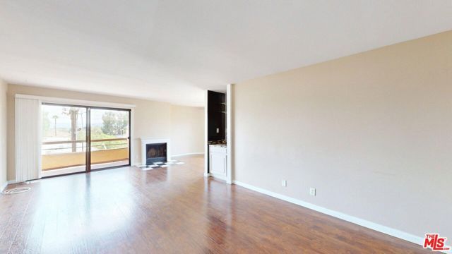 8710 Independence Avenue 301, Canoga Park (los Angeles), CA 91304