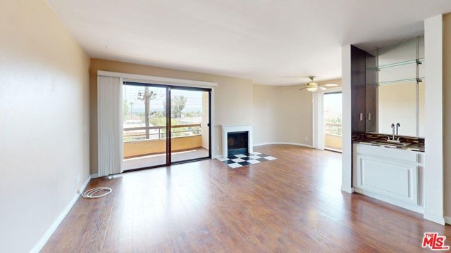 8710 Independence Avenue 301, Canoga Park (los Angeles), CA 91304