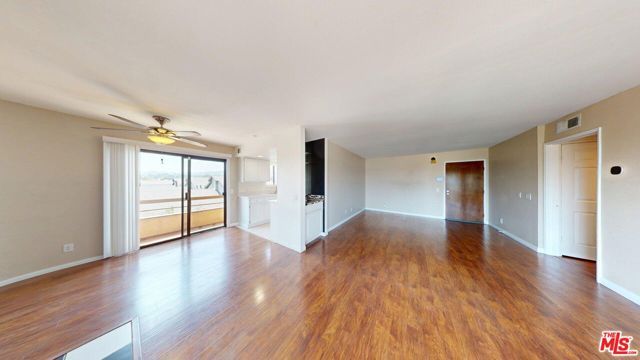 8710 Independence Avenue 301, Canoga Park (los Angeles), CA 91304