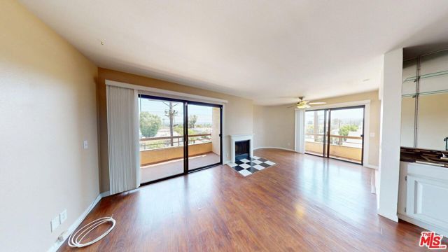 8710 Independence Avenue 301, Canoga Park (los Angeles), CA 91304
