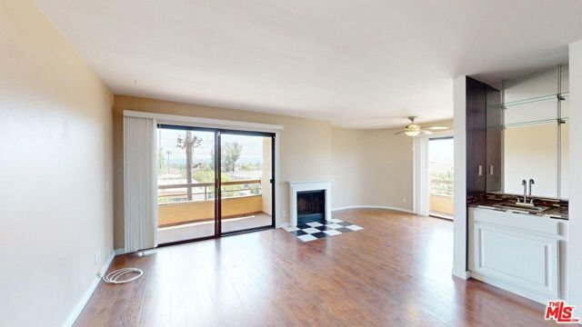8710 Independence Avenue 301, Canoga Park (los Angeles), CA 91304