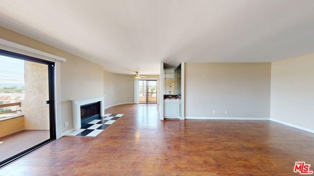 8710 Independence Avenue 301, Canoga Park (los Angeles), CA 91304