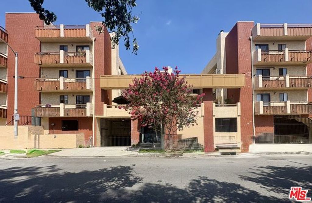 8710 Independence Avenue 301, Canoga Park (los Angeles), CA 91304