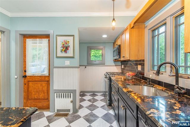 530 Up Mountain Avenue, Montclair, NJ 07043