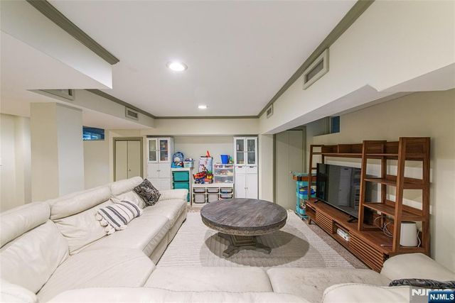 530 Up Mountain Avenue, Montclair, NJ 07043