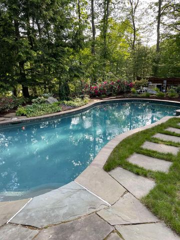 27 Grey Rock Road, Bedford, NH 03110