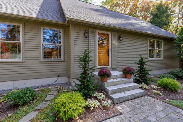27 Grey Rock Road, Bedford, NH 03110