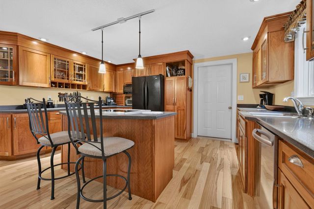 27 Grey Rock Road, Bedford, NH 03110