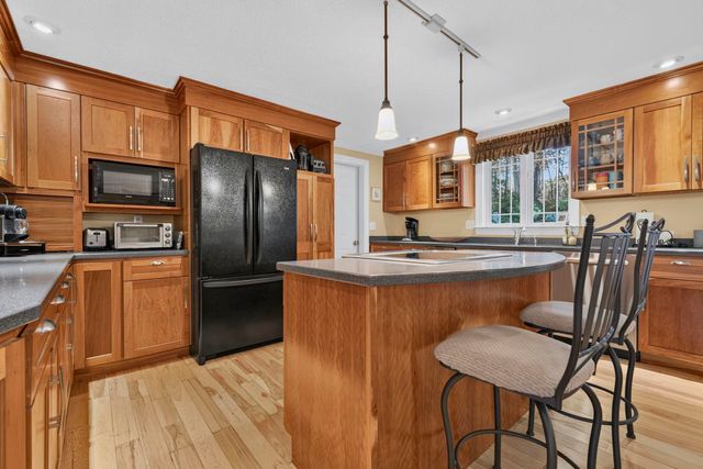 27 Grey Rock Road, Bedford, NH 03110