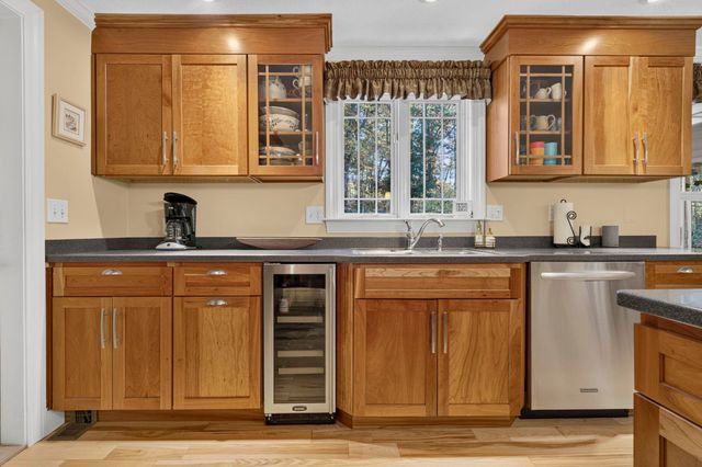 27 Grey Rock Road, Bedford, NH 03110
