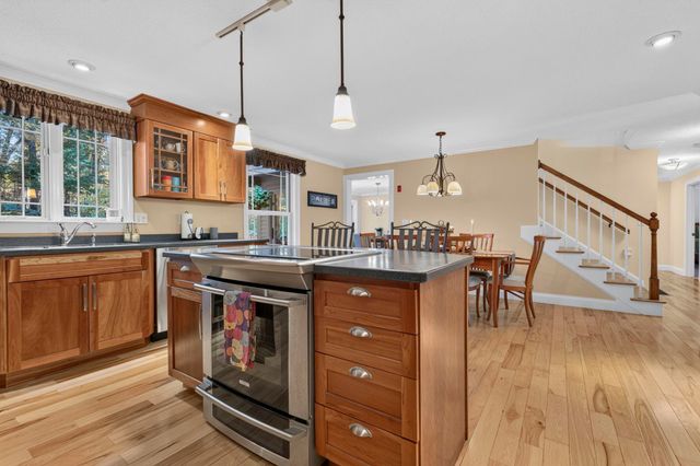 27 Grey Rock Road, Bedford, NH 03110