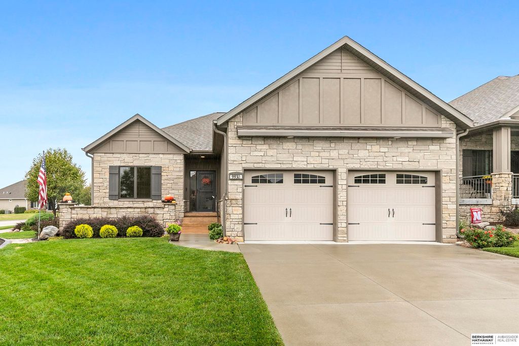 9930 Edgewater Lane, Lincoln, NE 68527