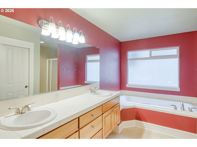 12594 Nw BAYONNE Ln, Portland, OR 97229