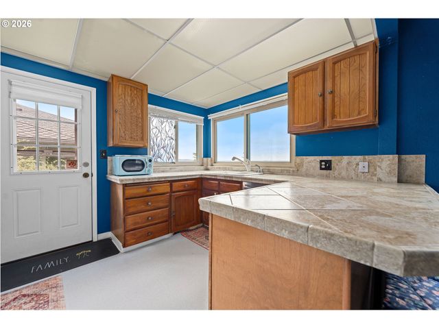 404 CHINOOK Ave, Astoria, OR 97103