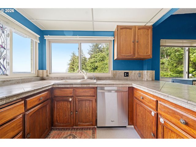 404 CHINOOK Ave, Astoria, OR 97103