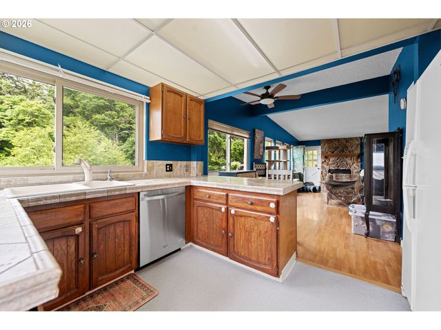 404 CHINOOK Ave, Astoria, OR 97103