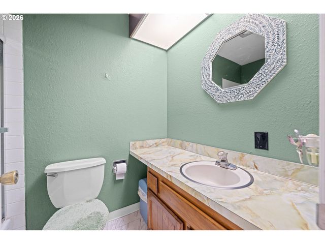 404 CHINOOK Ave, Astoria, OR 97103