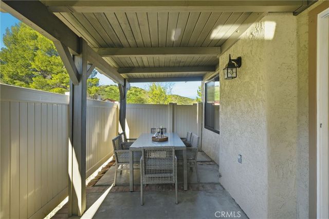 20066 Avenue Of The Oaks, Newhall, CA 91321