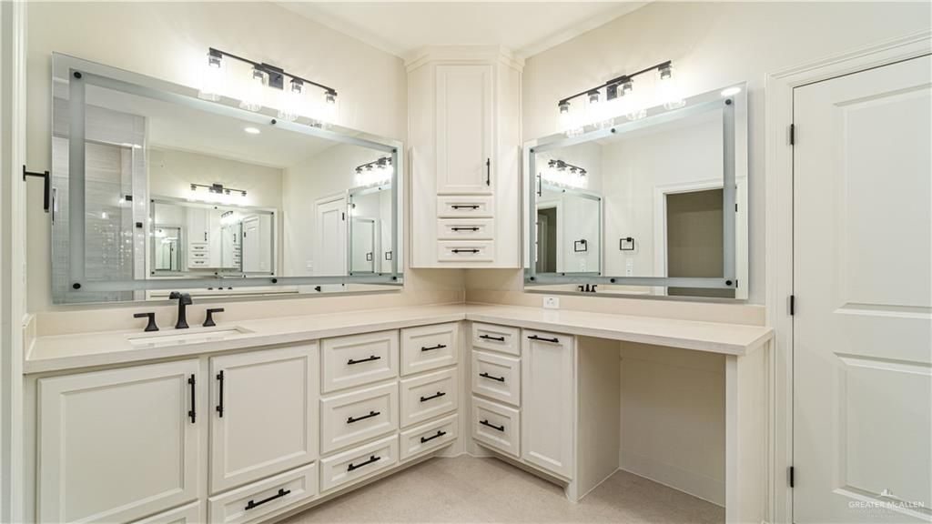 Image 12 of property listing at 8022 N 49th Lane, Mcallen, TX 78504