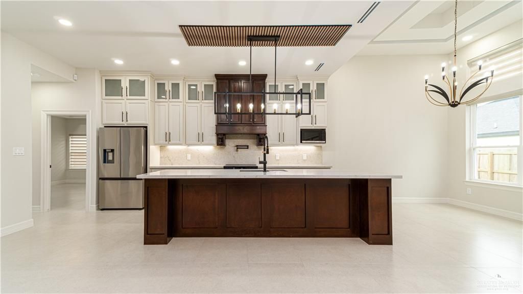 Image 4 of property listing at 8022 N 49th Lane, Mcallen, TX 78504