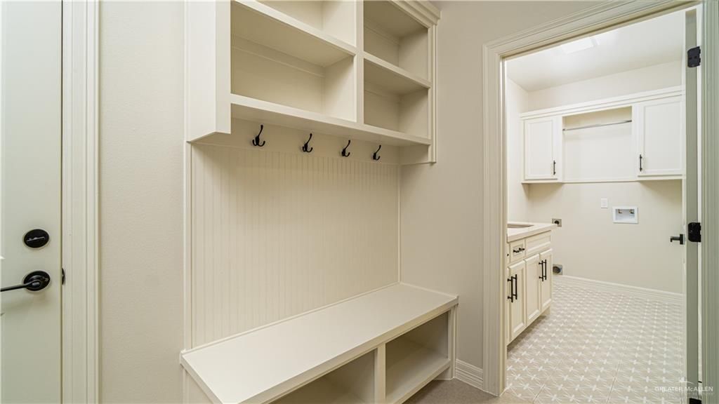 Image 9 of property listing at 8022 N 49th Lane, Mcallen, TX 78504