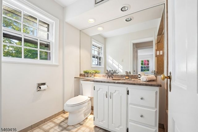85 Chelsea Rd, Clifton City, NJ 07012