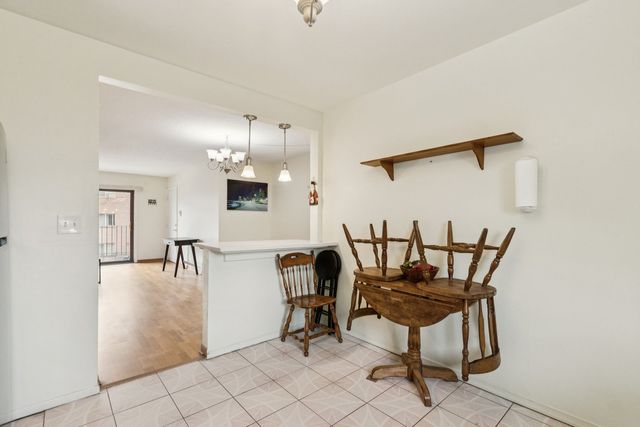 702 Cobblestone Circle D, Glenview, IL 60025